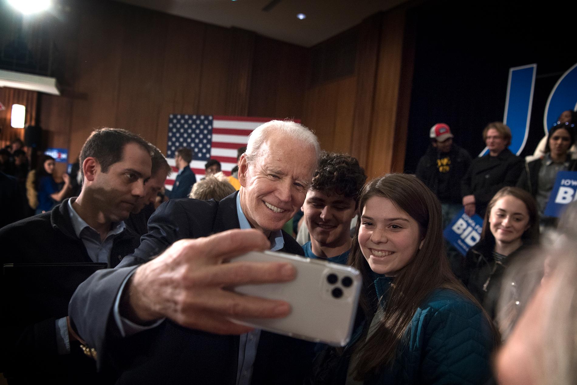 Joe Biden tar en selfie med en supporter på ett valmöte.