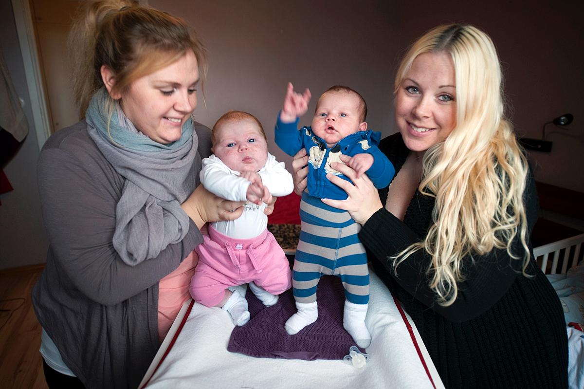 Systrarna Karin och Elin Stegå med sina små samtidigt födda Julia och Simon.