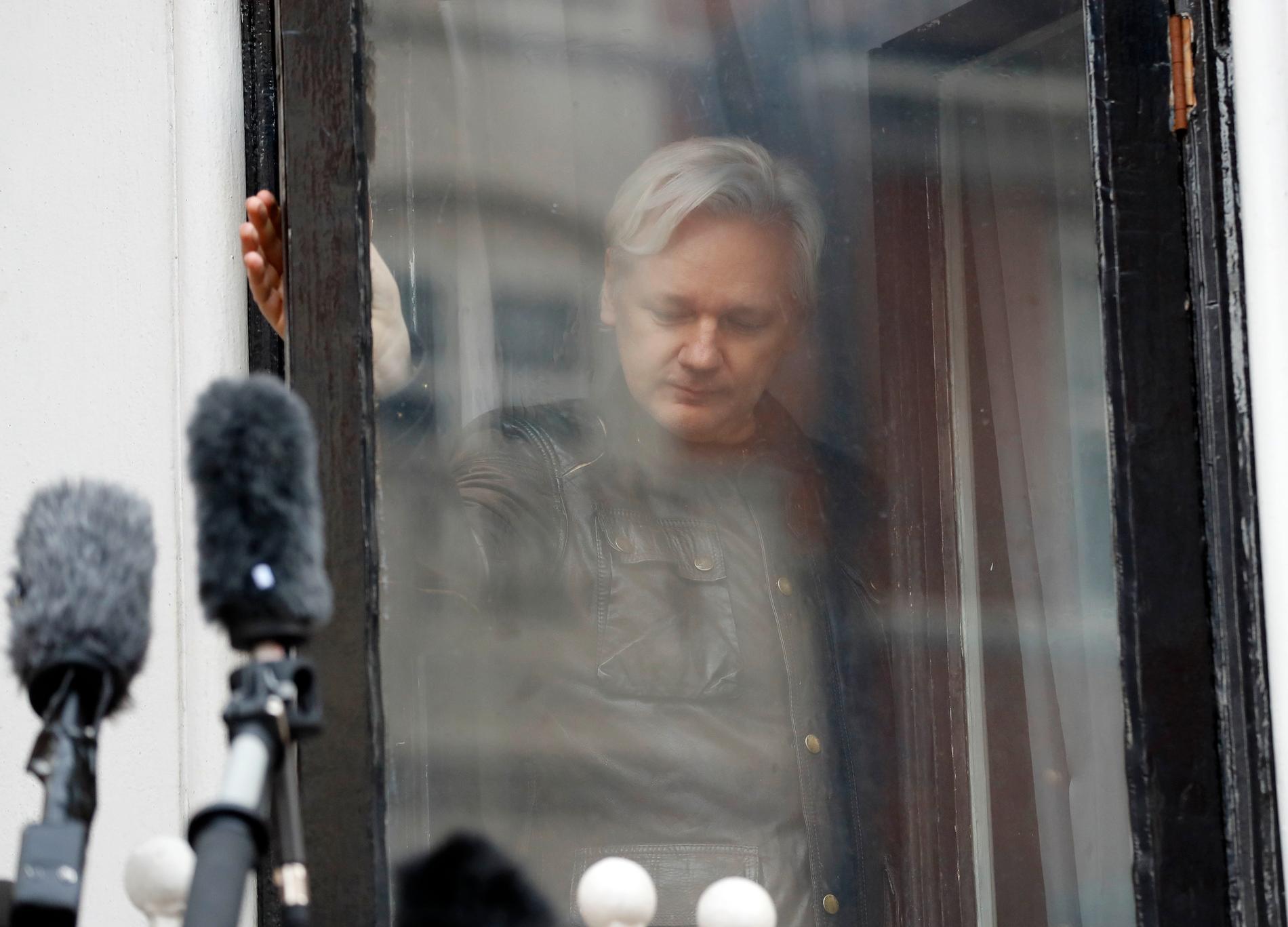 Konspirationsteorier om Julian Assange skymmer den viktiga huvudfrågan