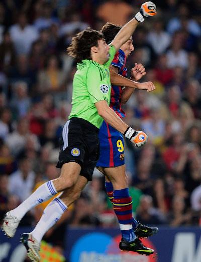 Oleksandr Sjovkovskyj i duell med Zlatan Ibrahimovic, här i Barcelona 2009.