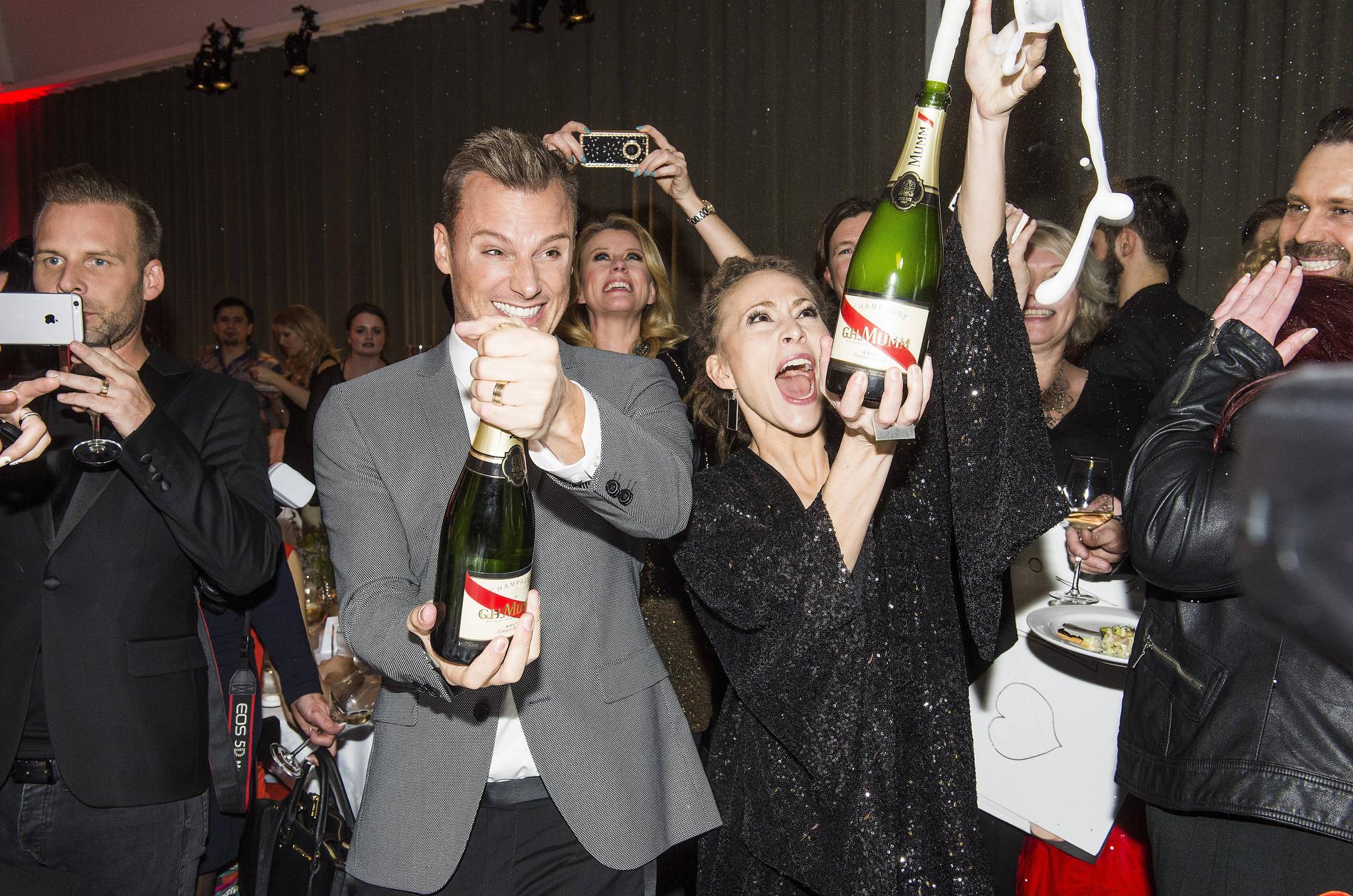 SKÅL!  Champagnen flödade när Magnus Carlsson och Mariette Hansson firade avancemanget till schlagerfinalen i natt.