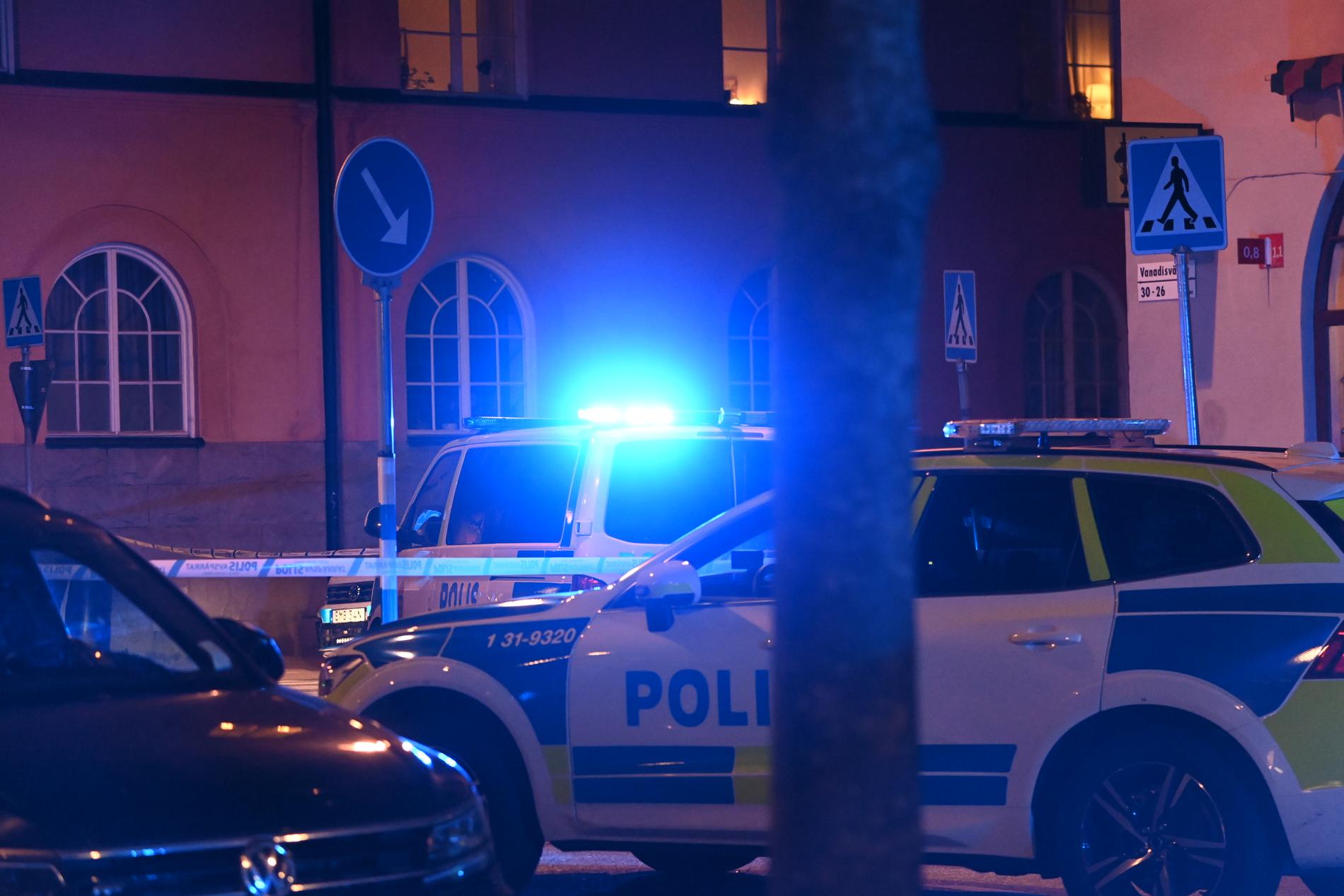 Polis på plats i centrala Stockholm vid skjutningen på onsdagen. 