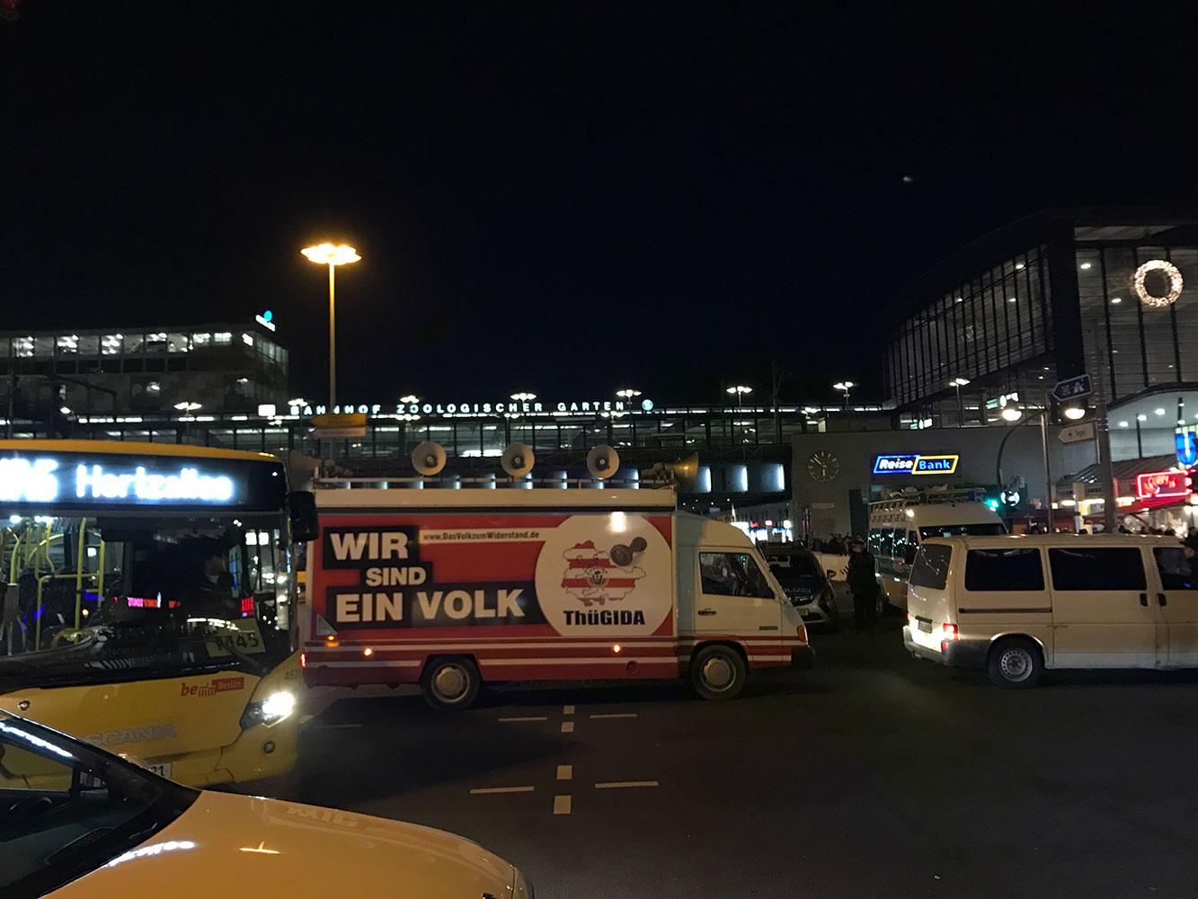 Thügida, systerorganisation, hade en buss med högtalare på taket under sin manifestation.