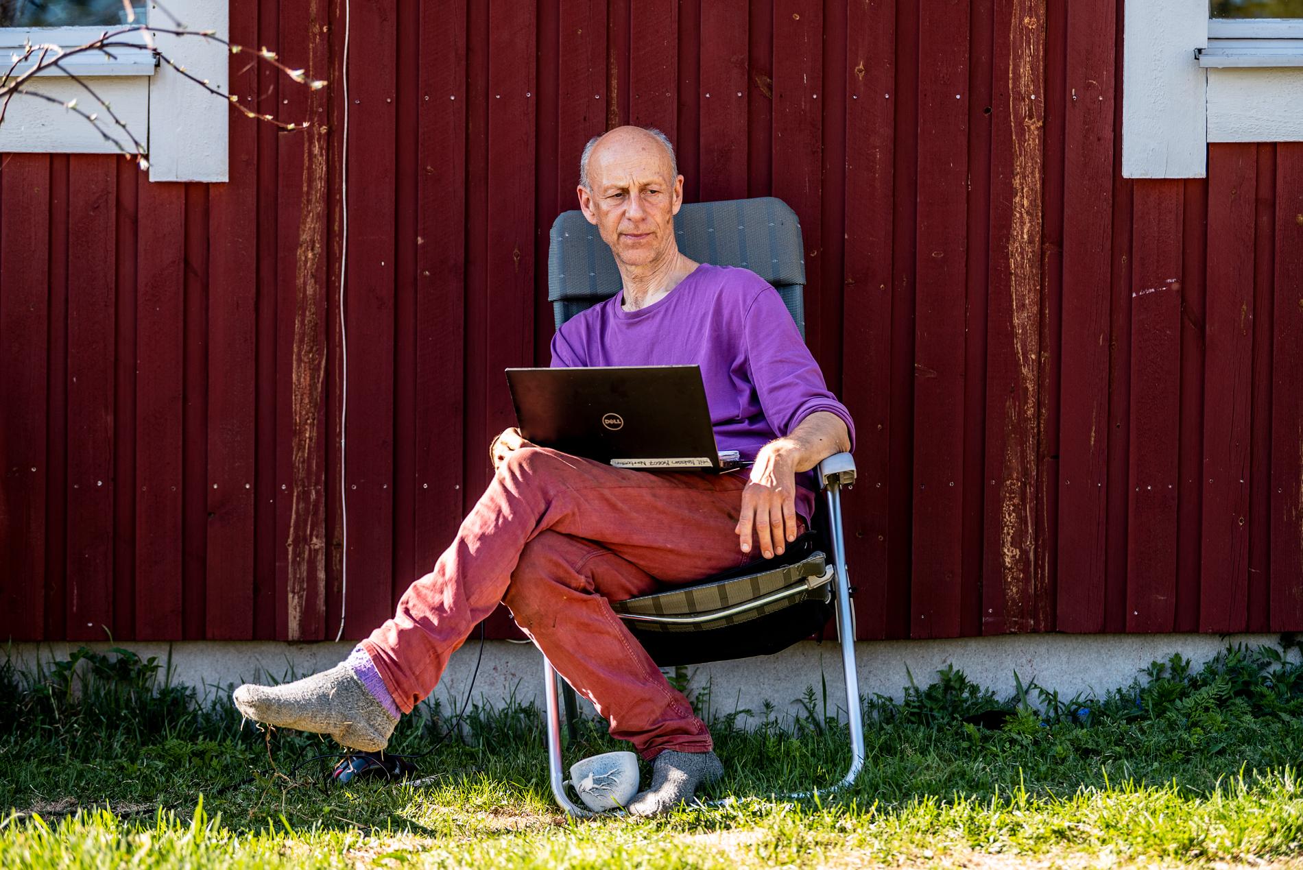 Bertil Reinhold Isaksson jobbar halvtid som journalist på Sveriges Radio i Pajala. Just nu arbetar han hemifrån trädgården. Han ser och hör hur tongångarna går från finska sidan om svenskar.