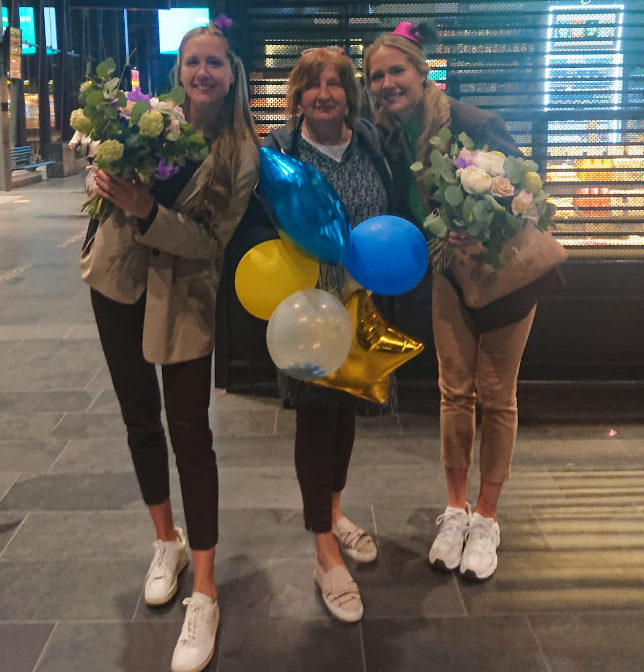 Tvillingsystrarna Alexandra och Rebecka Lazic, 28, tillsammans med mamma Snjezana Lazic, 60, efter redovisningen av examensarbetet.