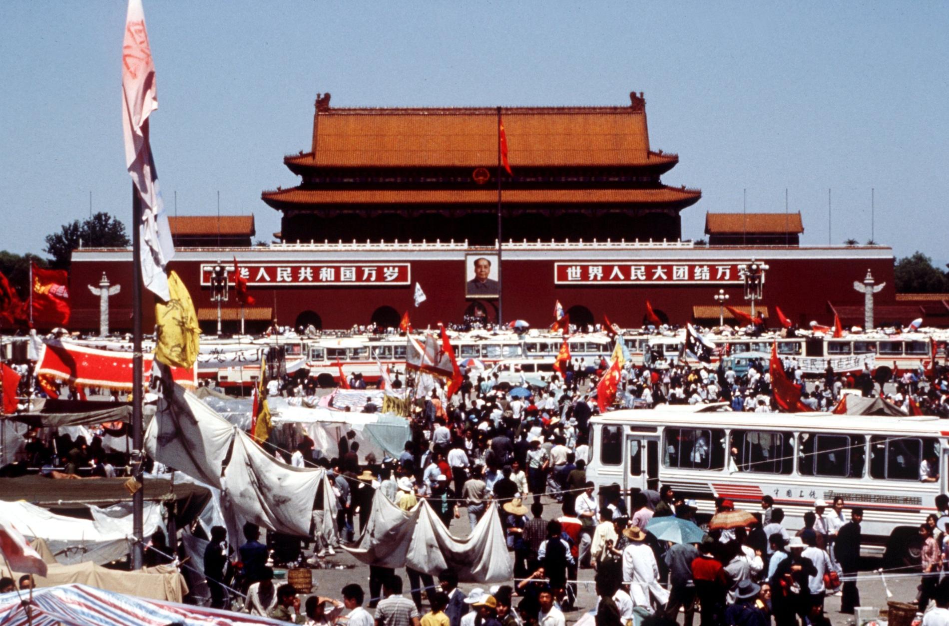 Ungdomar med flaggor och banderoller demonstrerar på Himmelska fridens torg i Peking.