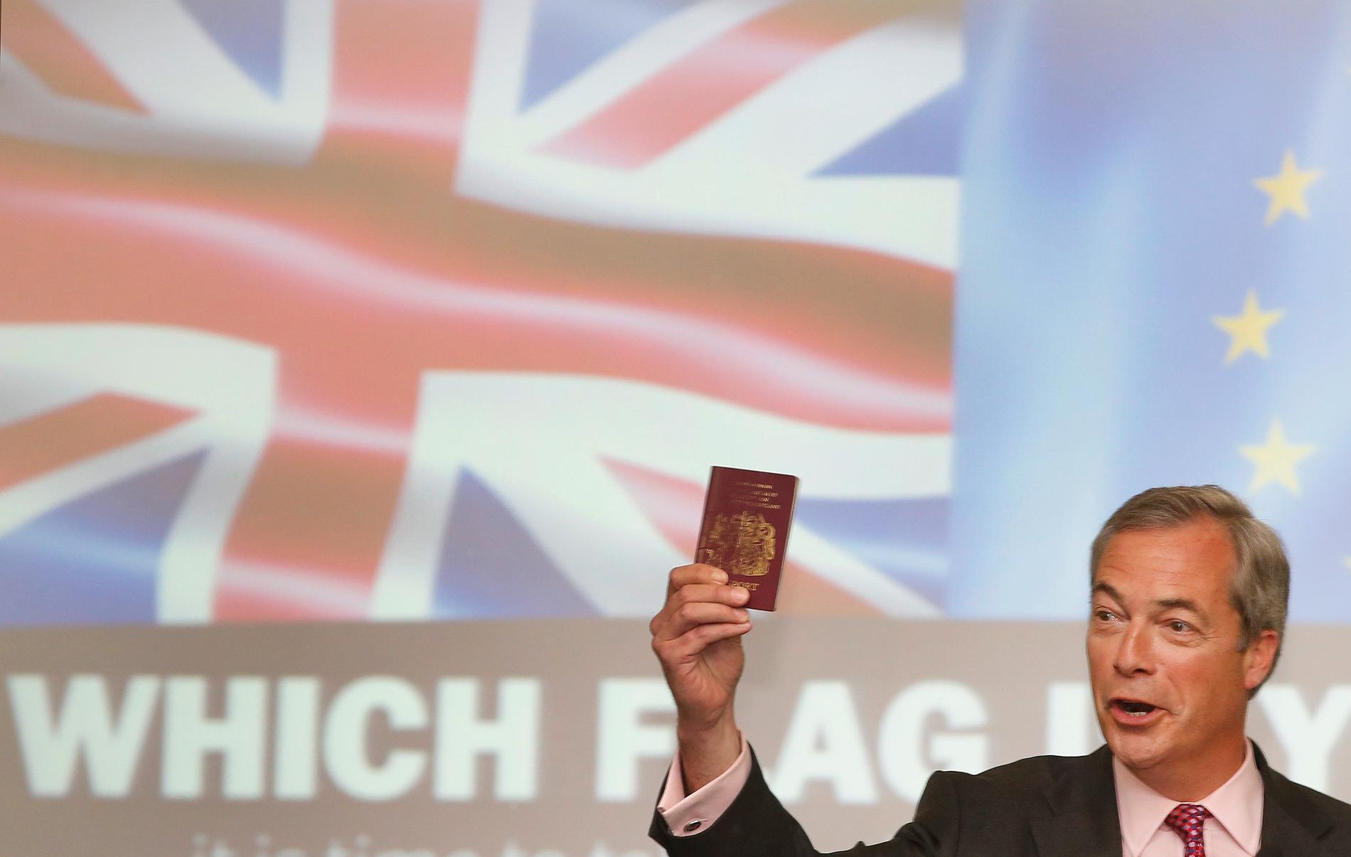 Nationalisten och ledaren för Brexitpartiet Nigel Farage hör till dem som framöver slipper vinrött pass i EU-stil. Arkivbild.