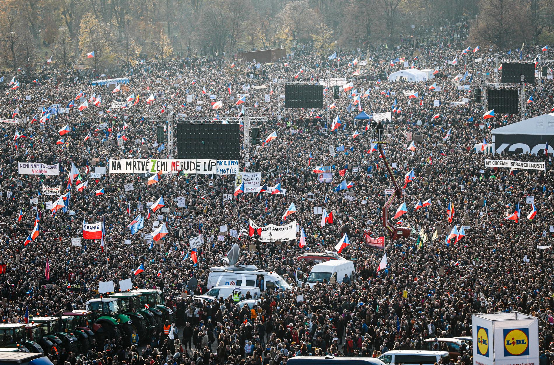 Protester mot Babis och hans regering i Prag den 16 november.