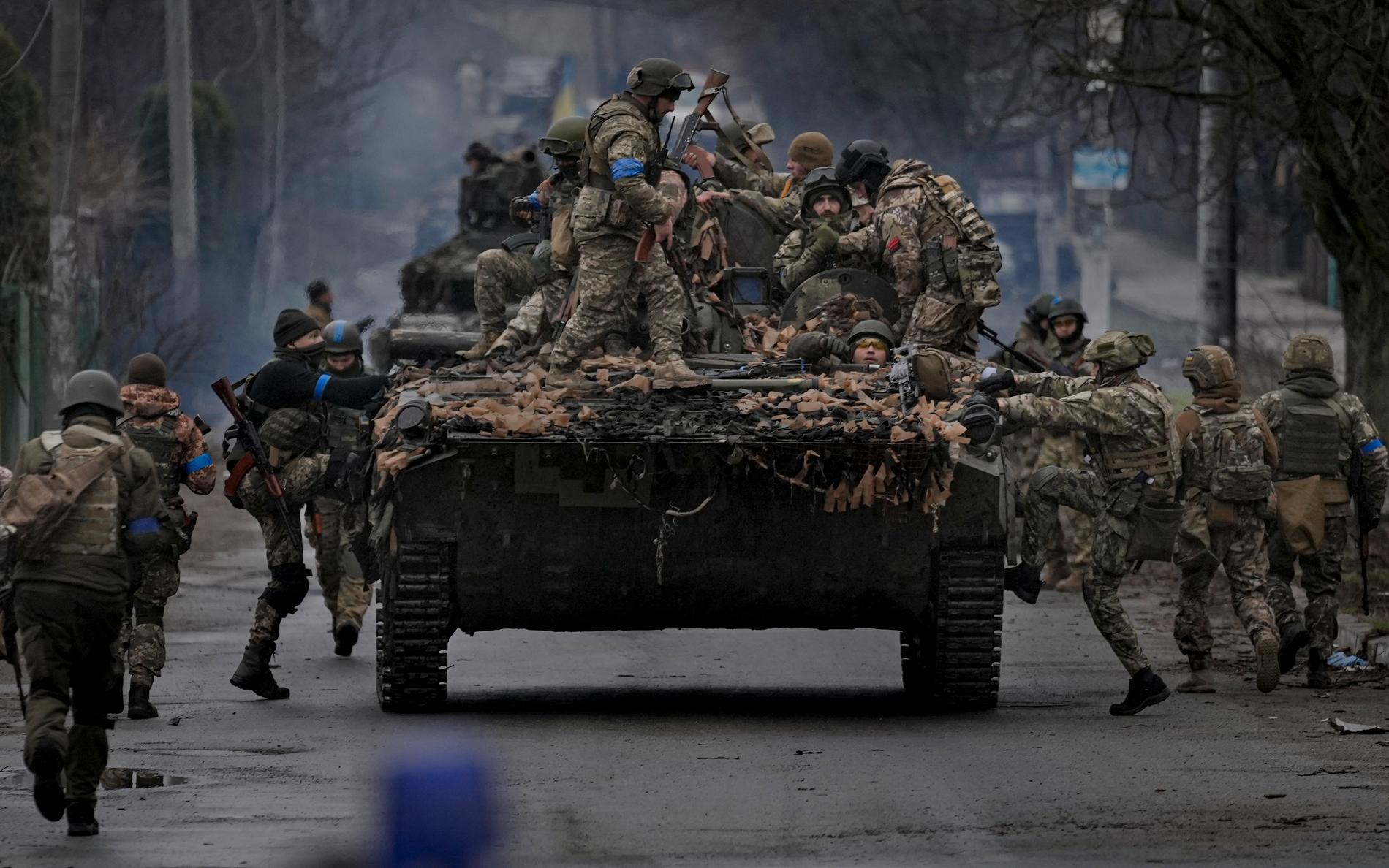 Ukrainska soldater i Butja på lördagen. 