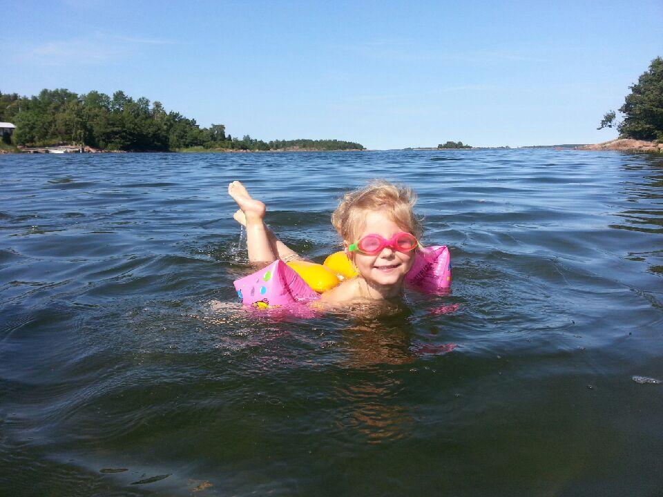 Esther lär sig simma hos farmor och farfar på Åland.