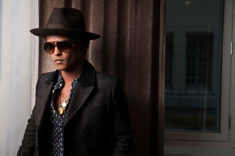 Bruno Mars hade ett mycket nära förhållande till sin mamma, som han kallade ”min favorittjej”. Han har tatuerat hennes förnamn på sin axel.