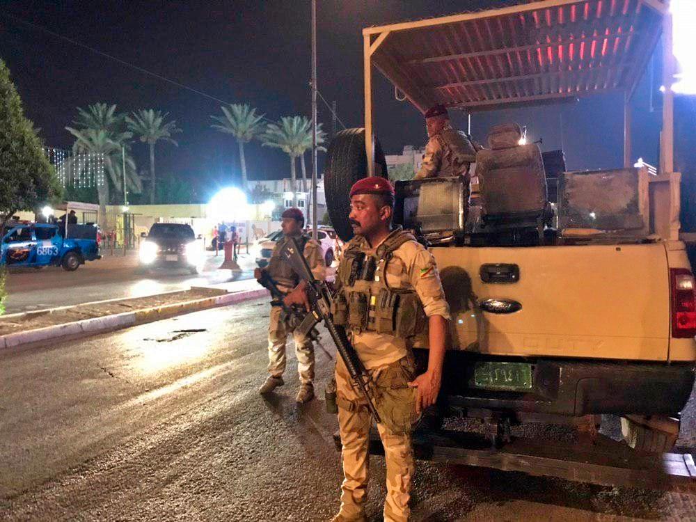 Irakiska säkerhetsstyrkor utanför Bahrains ambassad i Bagdad.