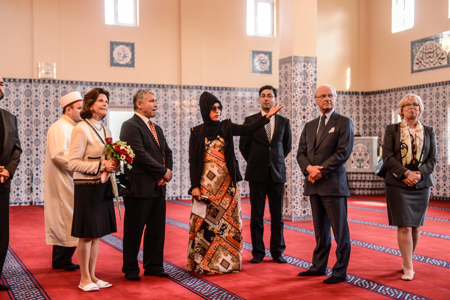 Kungen och Silvia under sitt besök i Fittja moské.