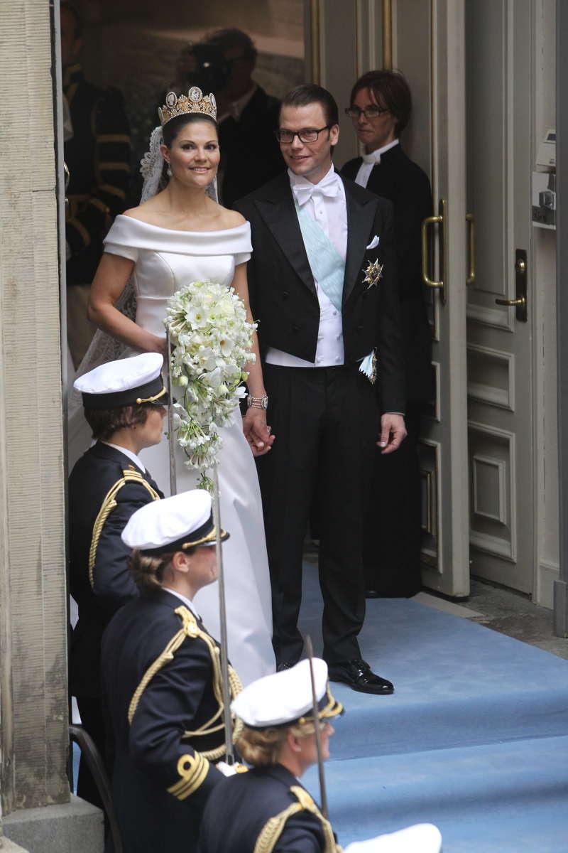 Nygifta! Kronprinsessan Victoria och hennes prins Daniel, riddare av Serafimerorden går ut ur Storkyrkan som nygifta. Nu börjar deras resa i öppen vagn genom Stockholm.