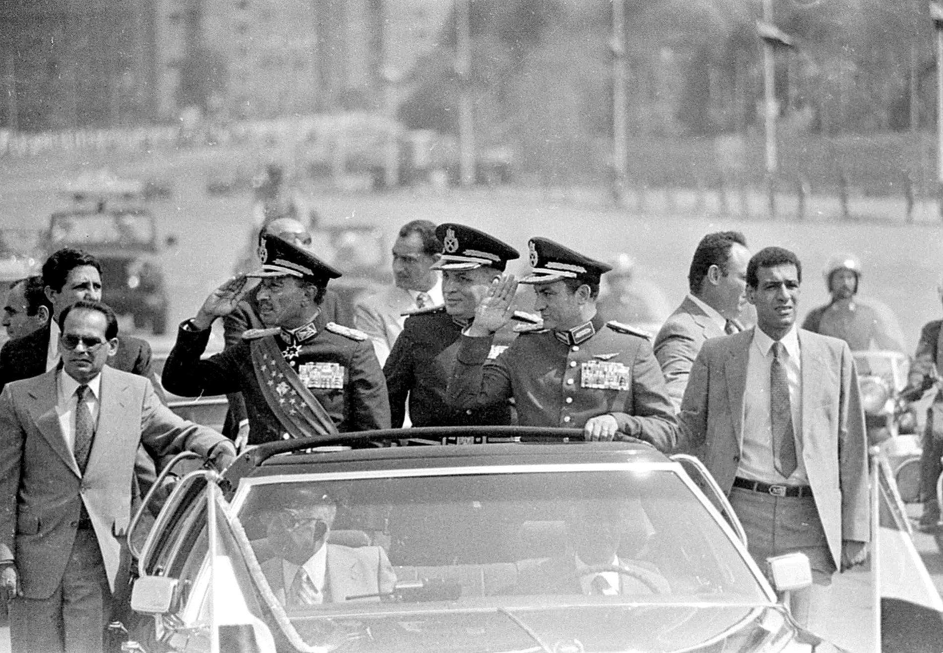 Kort efter att den här bilden togs mördades den sittande presidenten Anwar Sadat (till vänster i bilen). Hosni Mubarak, då vicepresident, skadades i dådet och tog över en vecka senare. Arkivbild.