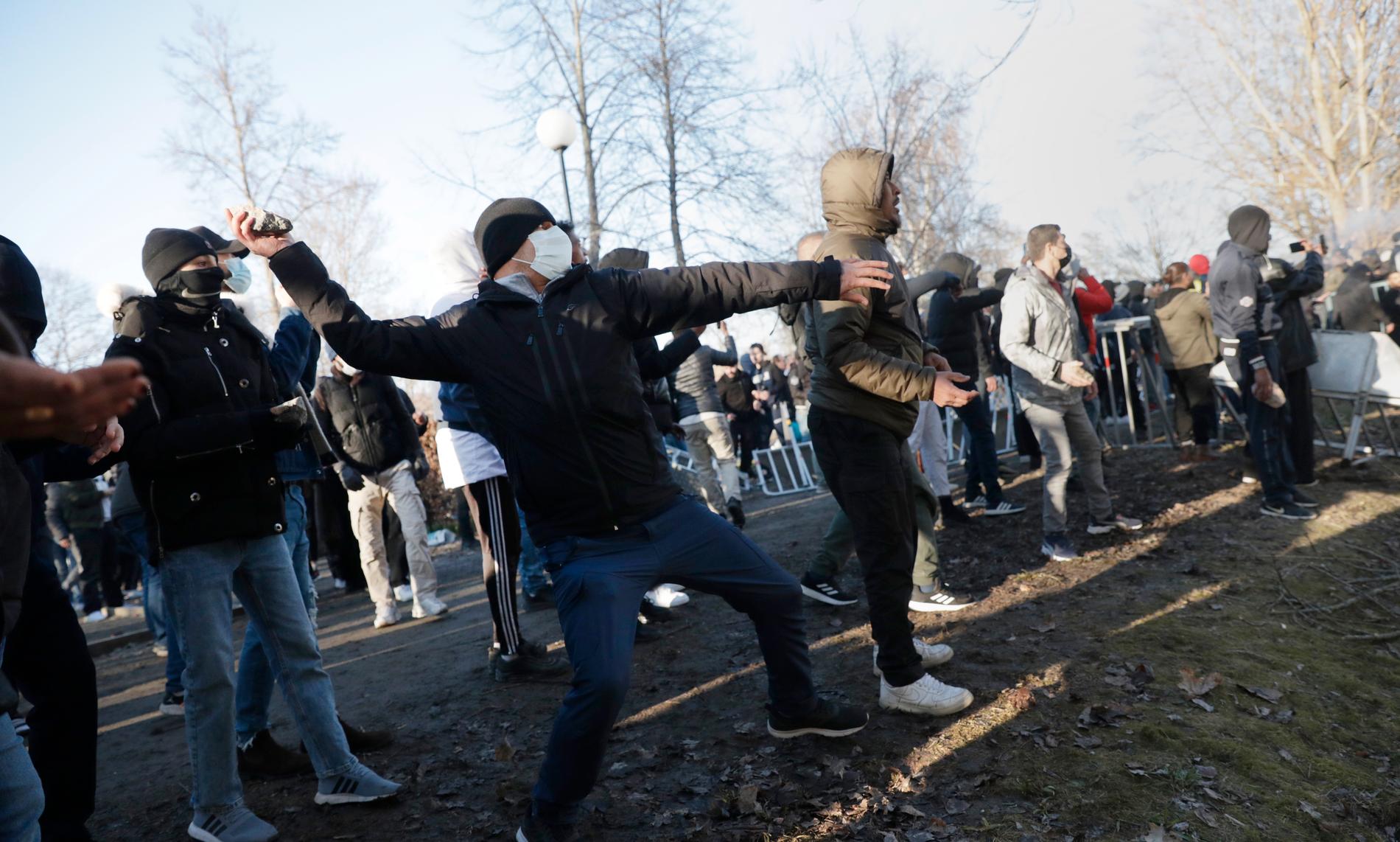 Motdemonstranter kastar sten i Sveaparken i Örebro.