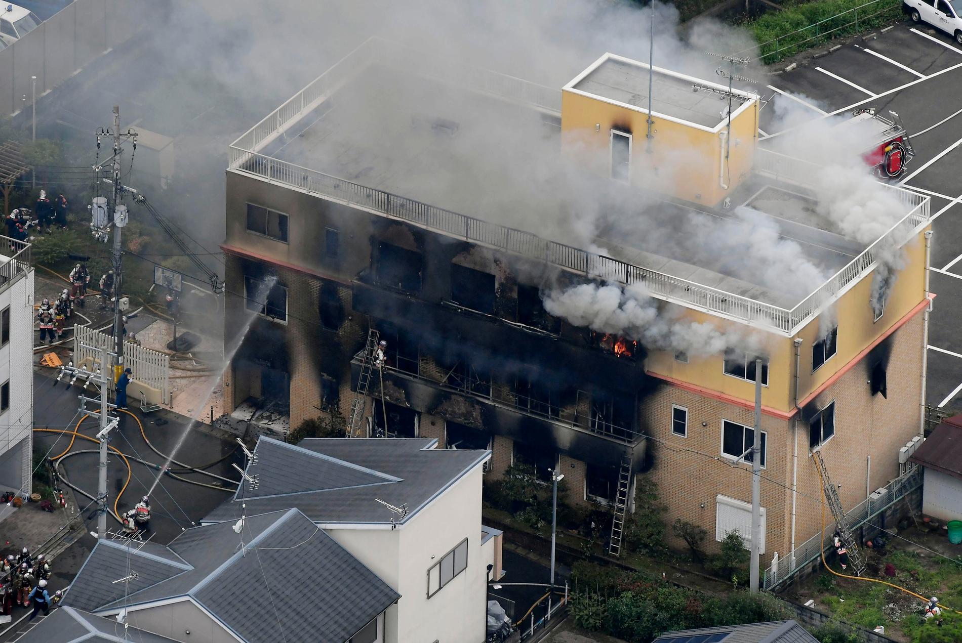 Flera har dödats och många skadats efter en svår brand i en japansk filmstudio.