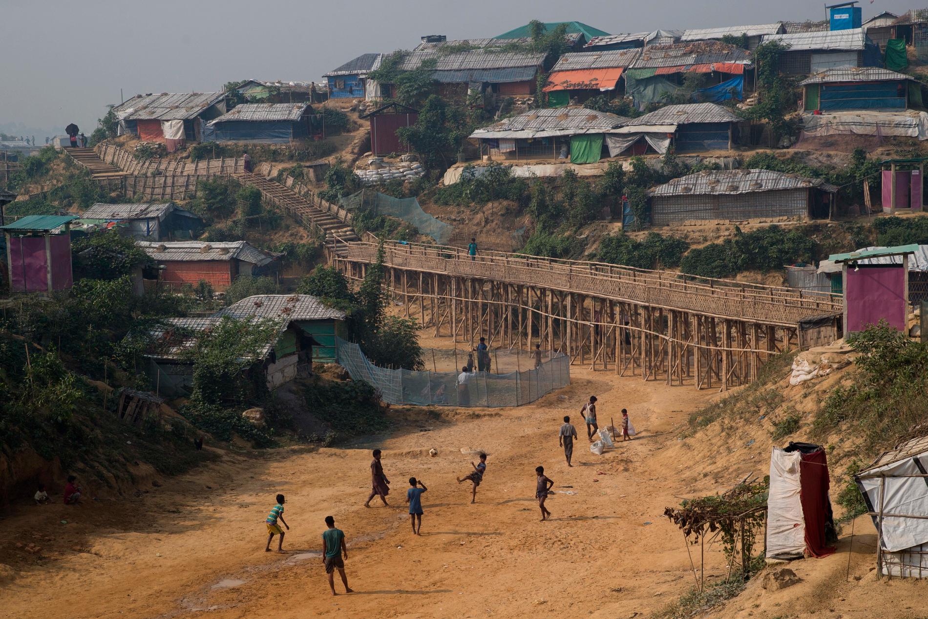 Pojkar spelar fotboll i ett flyktingläger i Bangladesh. Arkivbild från 2018.