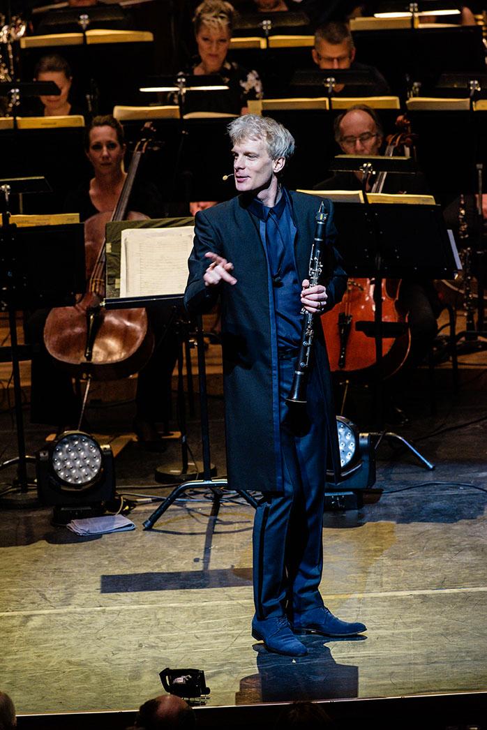 Klarinettisten Martin Fröst och Kungliga filharmonikerna bjuder på storartad underhållning i konserthuset.