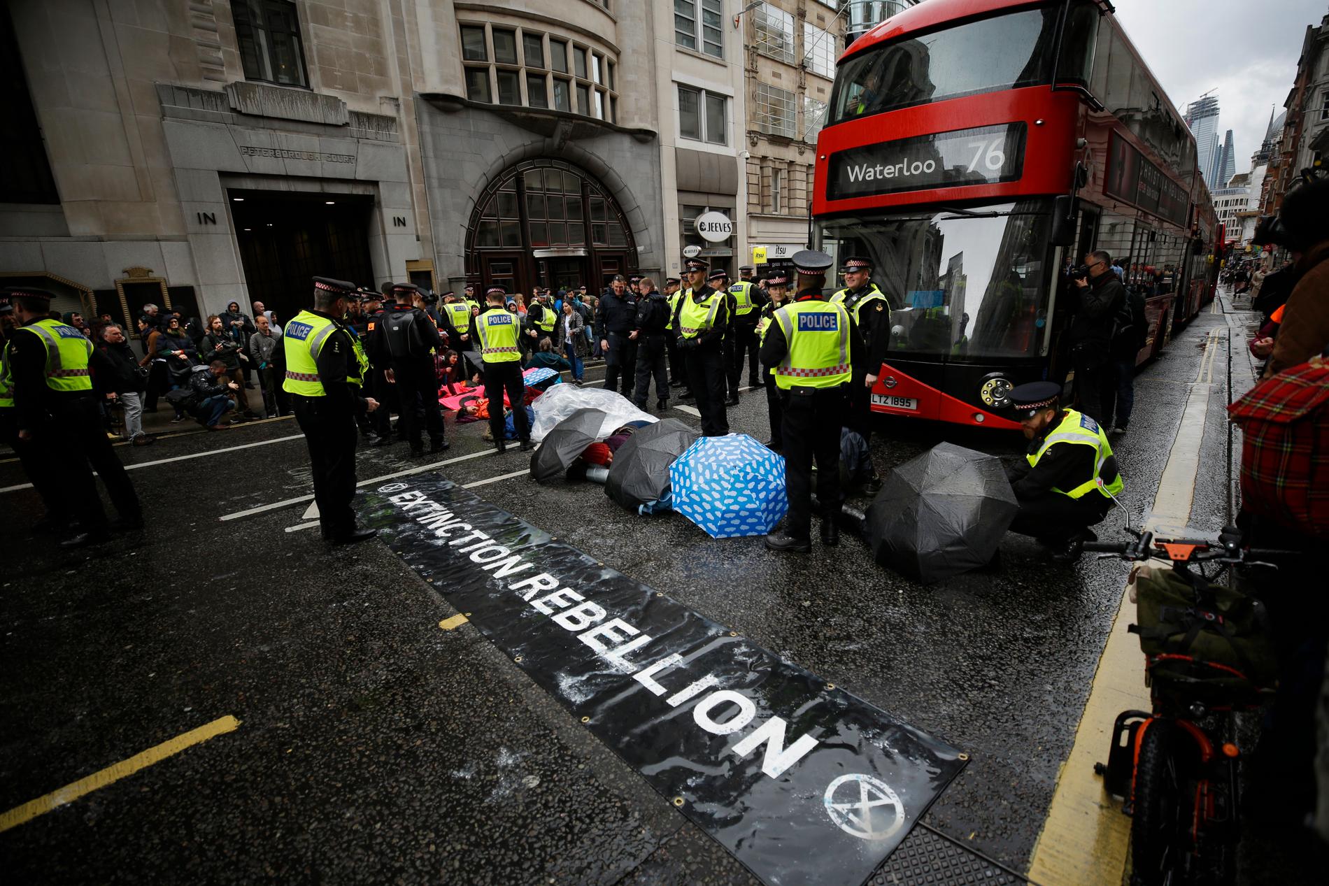 Aktivister från Extinction Rebellion blockerar en gata i London den 25 april 2019.