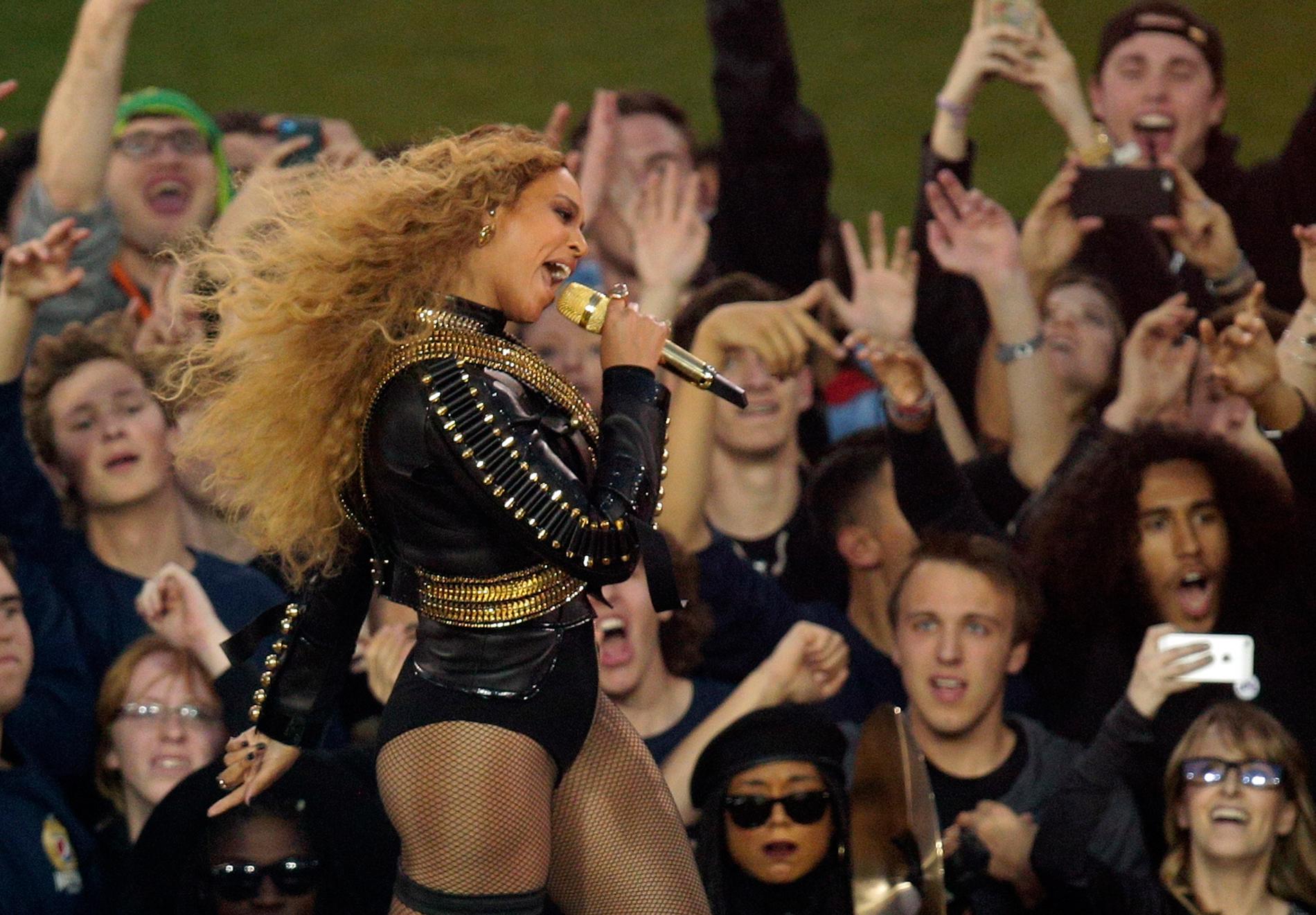 Beyoncé framförde "Formation" under halvtid i Super Bowl, Kalifornien. Foto: AP