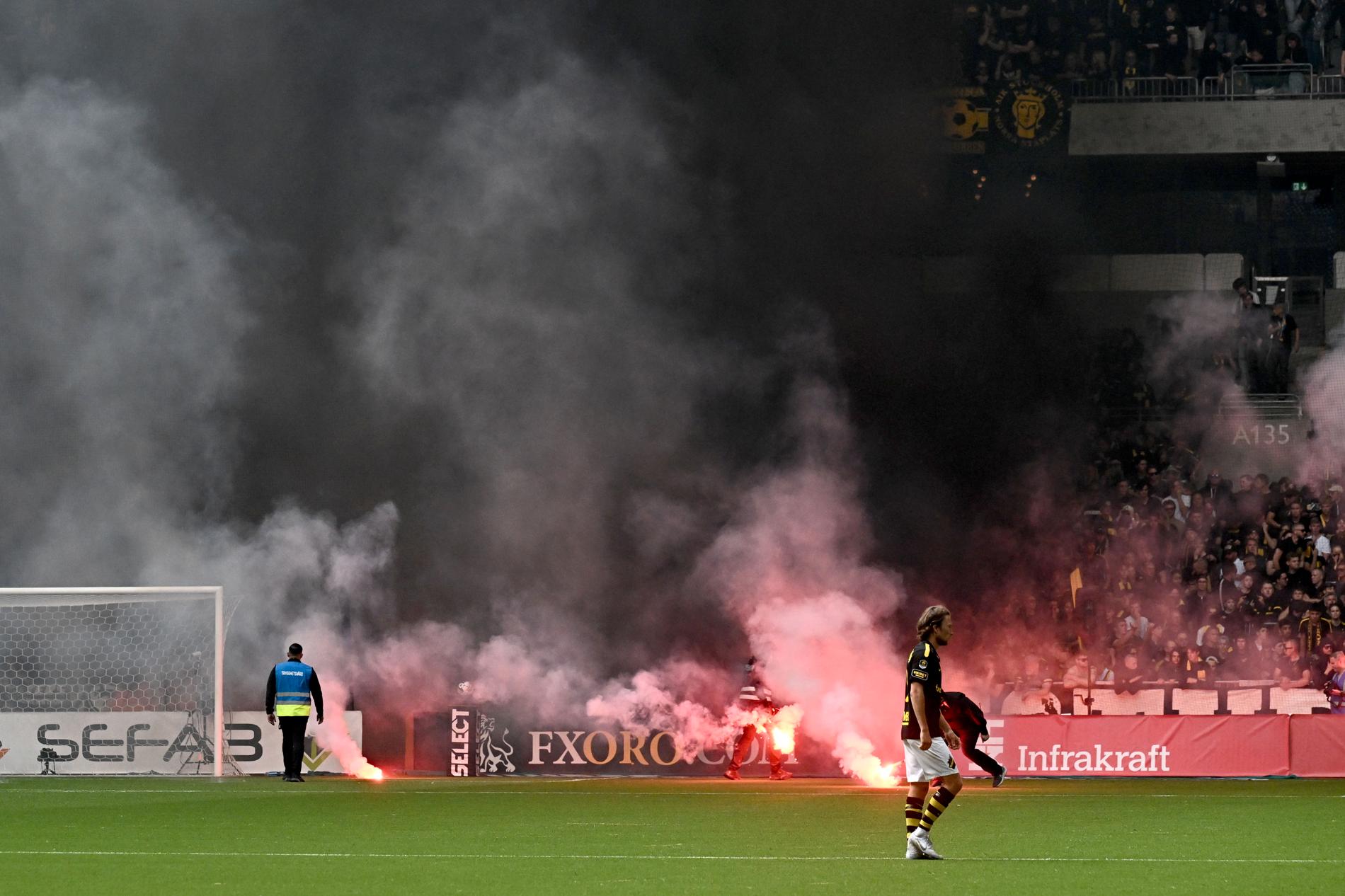 Bengaler kastas in på plan under söndagens fotbollsmatch i allsvenskan mellan Djurgårdens IF och AIK.