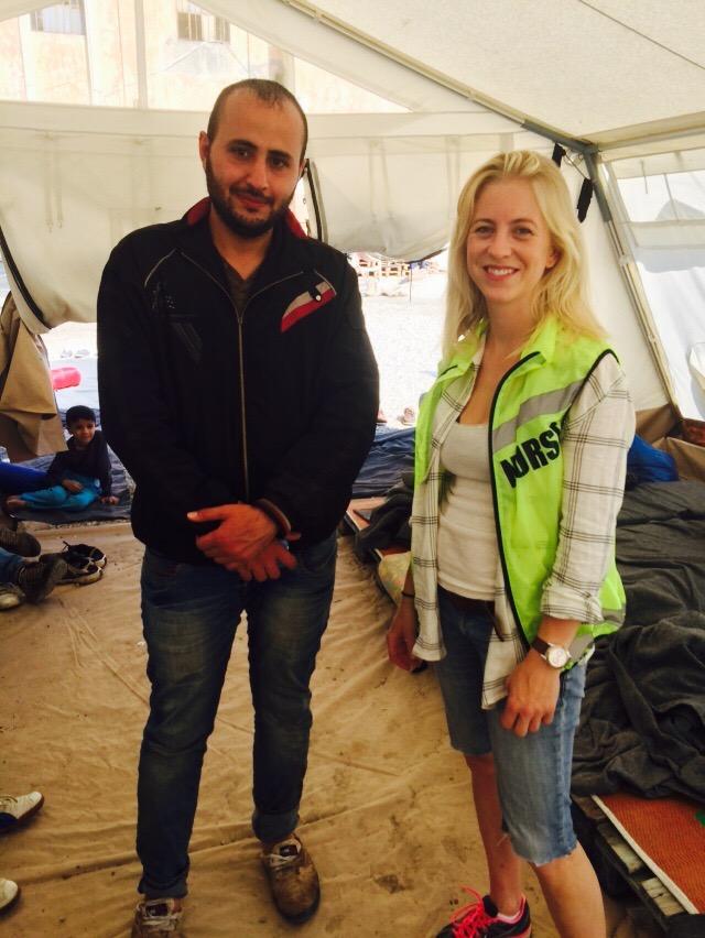 Nathalie Kroon med en man som hjälpte till att tolka i lägret. Han erkände efter ett tag att han önskade sig skor.