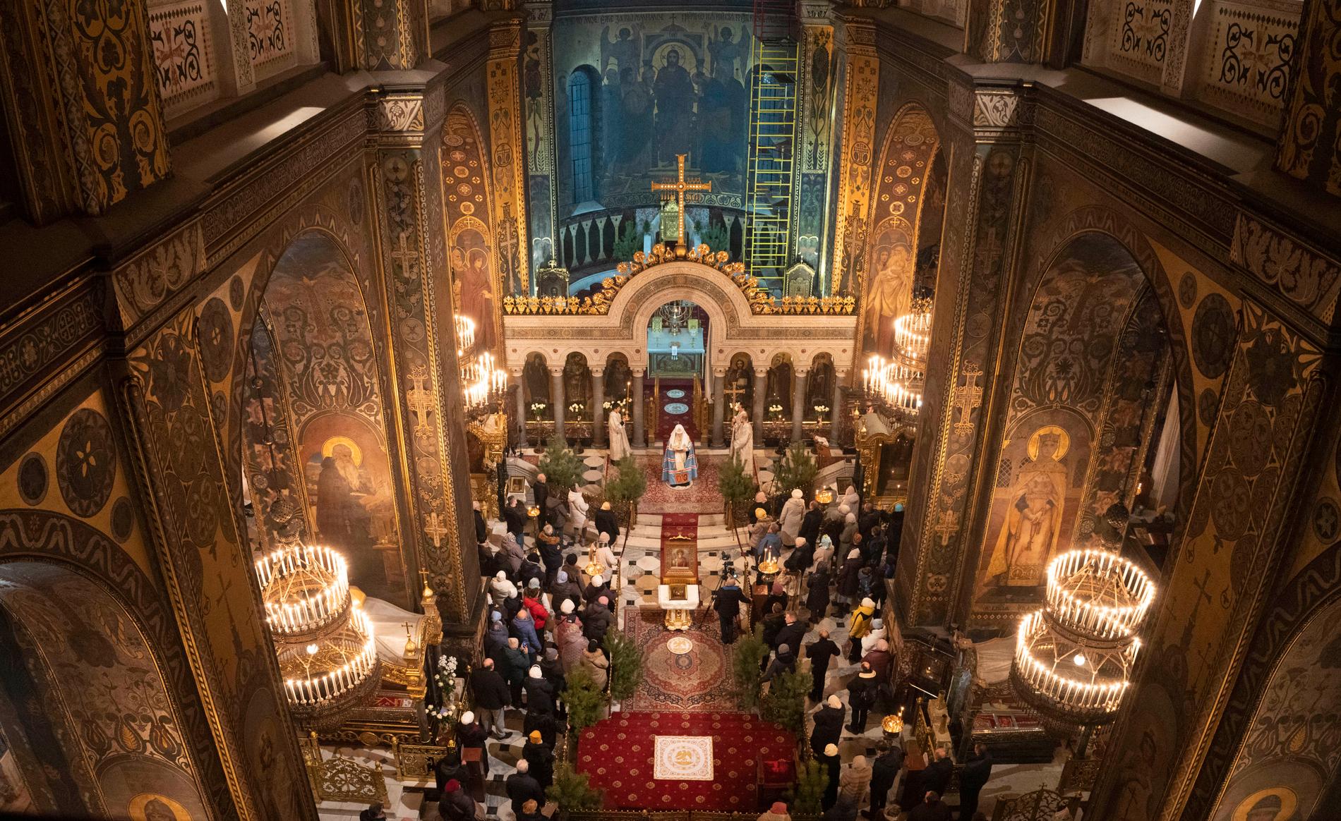 Ceremoni i Sankt Volodymyr Cathedral under den ortodoxa julen i Kiev. 