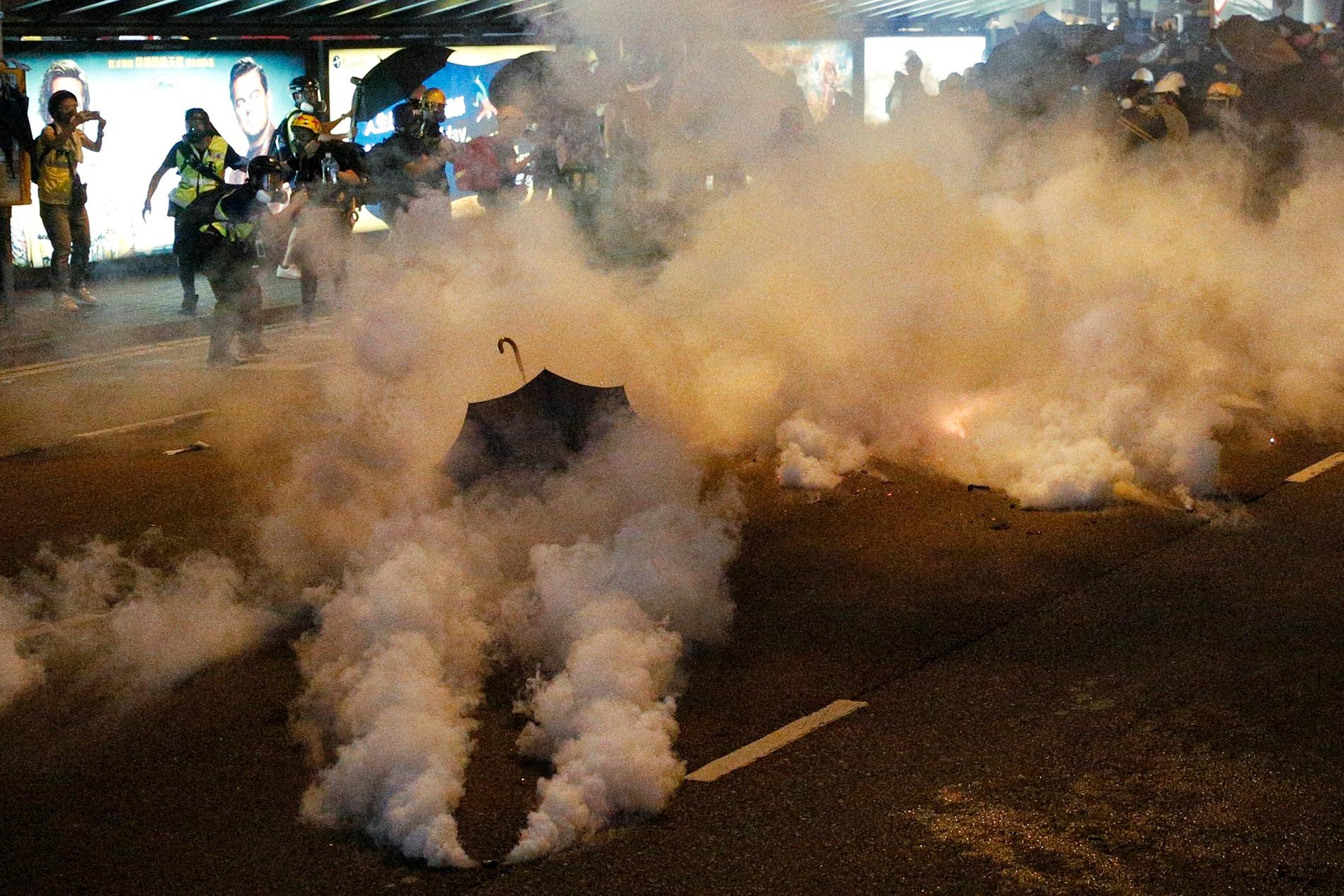 Polisen har använt tårgas mot demonstranter i Hongkong vid flera tillfällen. Här i samband med protester för tre veckor sedan. Arkivbild.