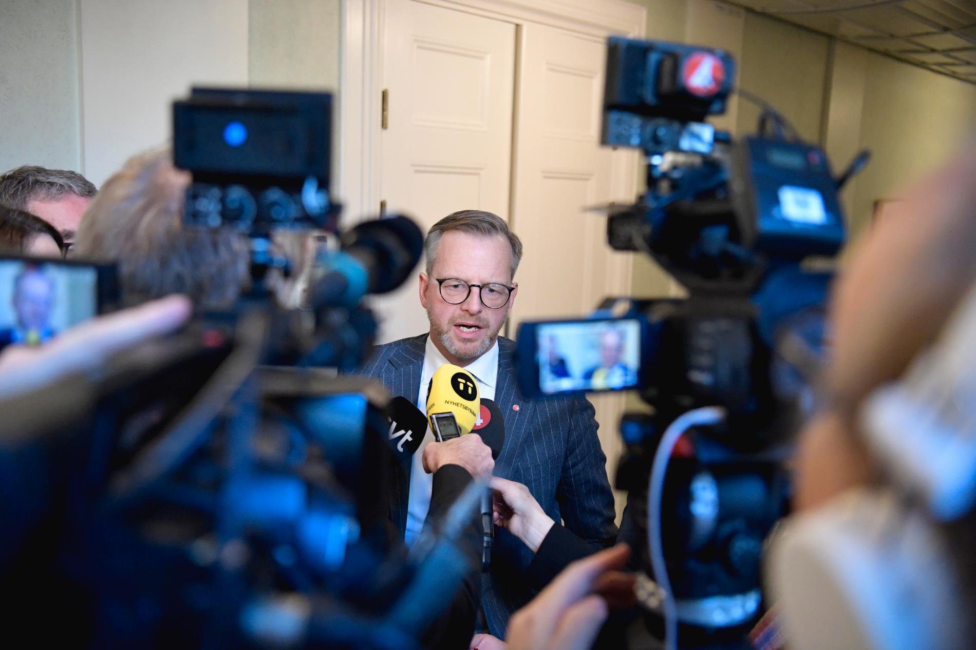 Inrikesminister Mikael Damberg svarar på medias frågor.