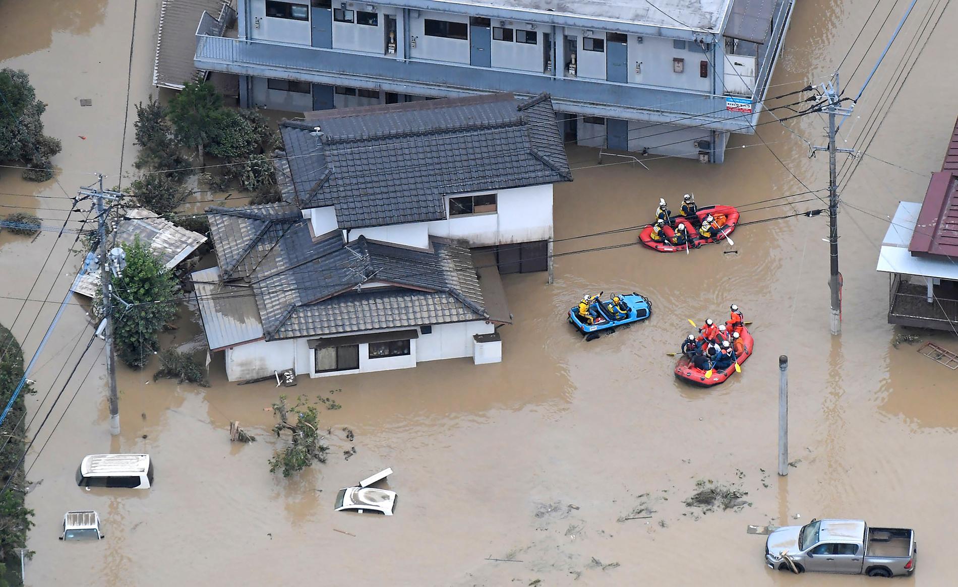 Husen står under vatten i Hitoyoshi i Kumamoto i södra Japan.