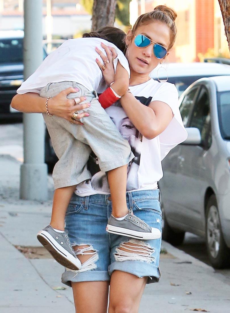 Flanören Jennifer Lopez går runt på stan med sin son.
