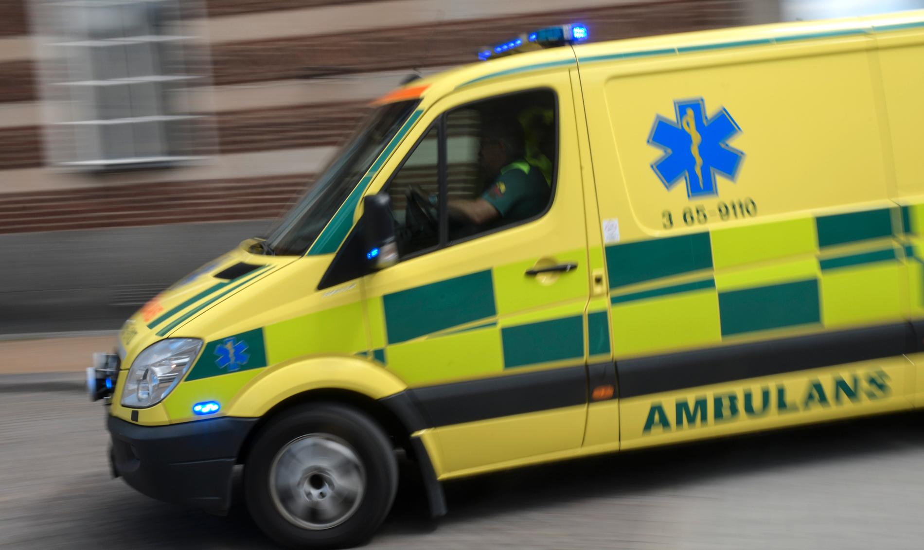 En ambulans på väg till sjukhus med en patient krockade med en personbil. Arkivbild.
