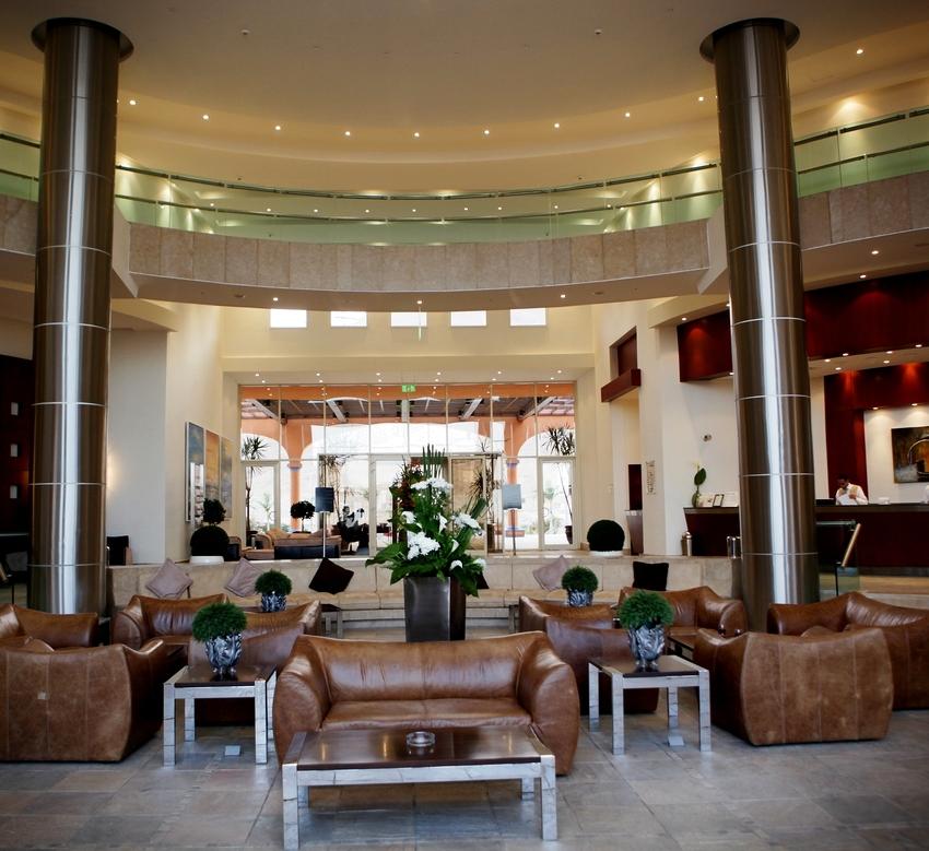 Designmöbler i lobbyn till Mövenpick Hotel i El Sukhna.