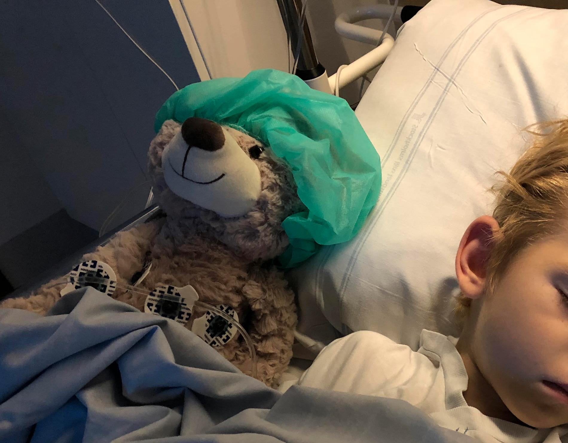 Elliot fick en nalle som han kramade hårt om innan han skulle in på operation förra året. 