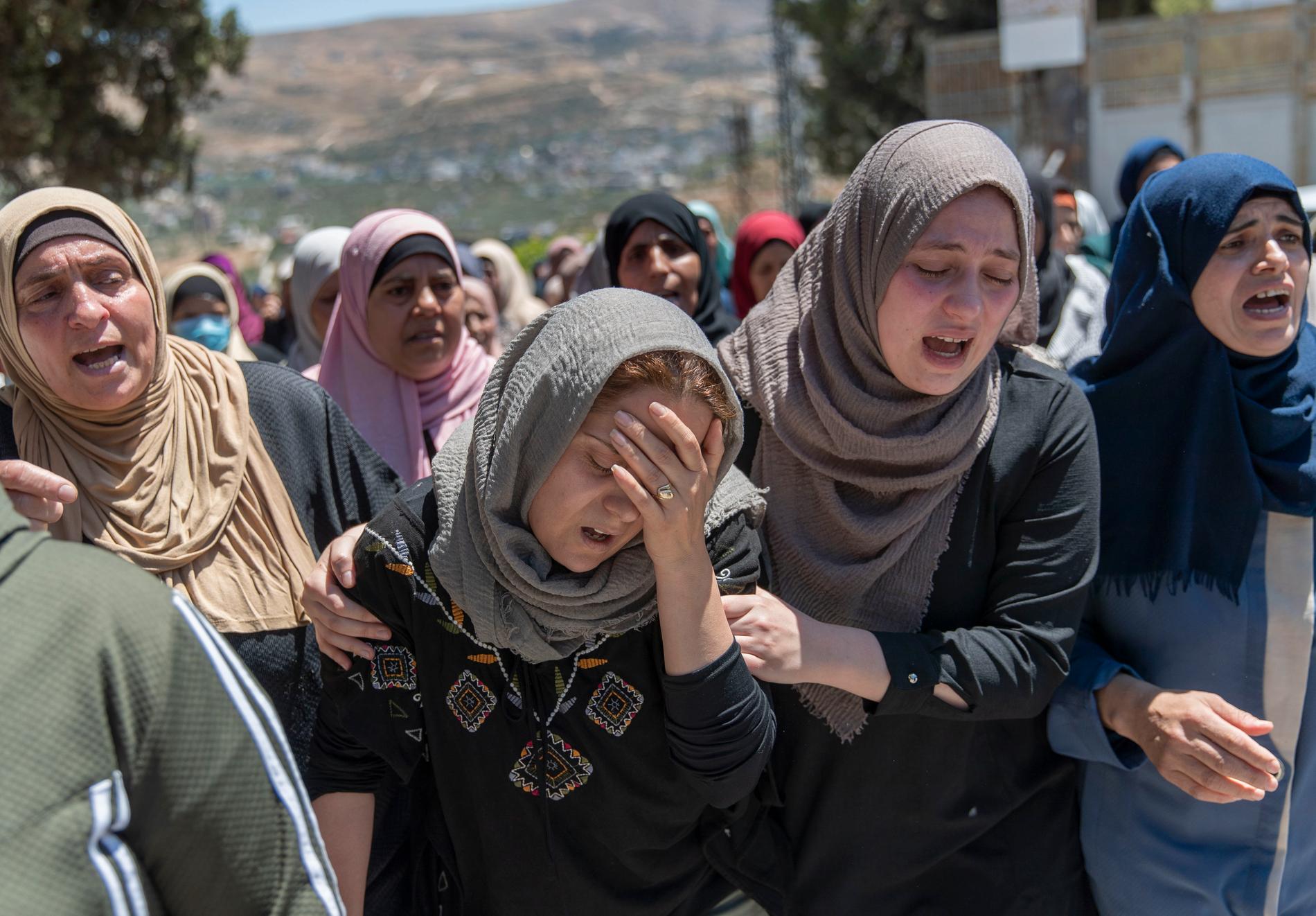 Palestinska kvinnor gråter på begravningen av Husam Asayra, 20 i närheten av Nablus. 