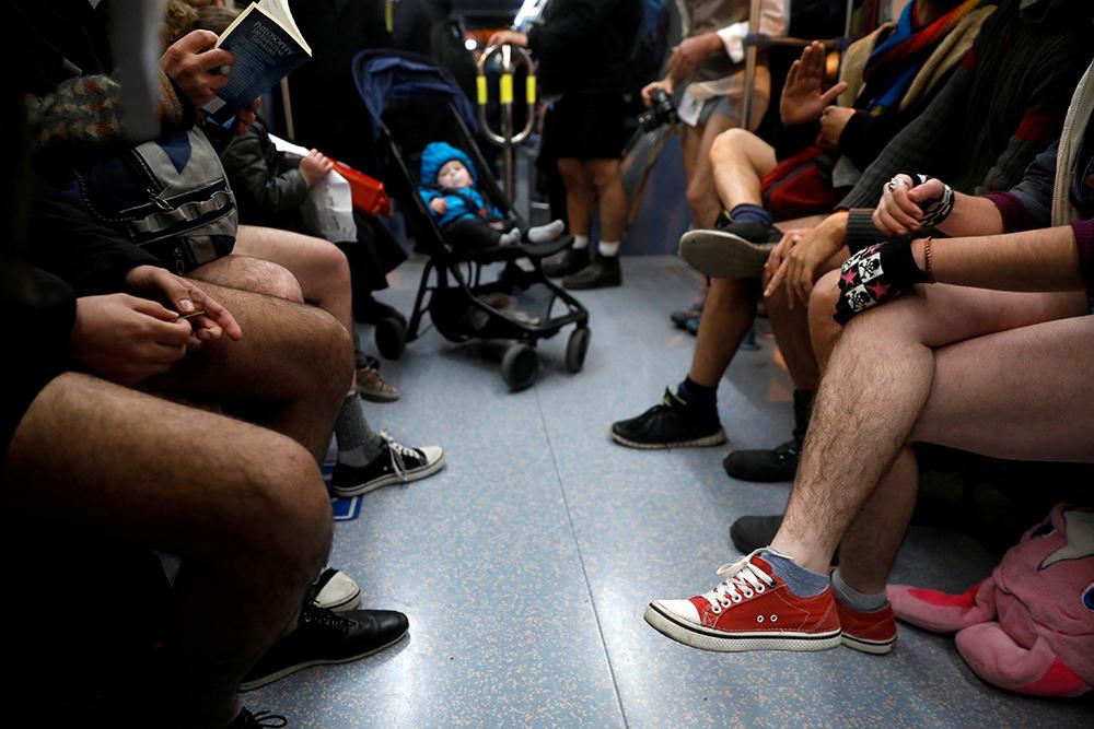 No pants subway ride på tunnelbanan i Israel. 