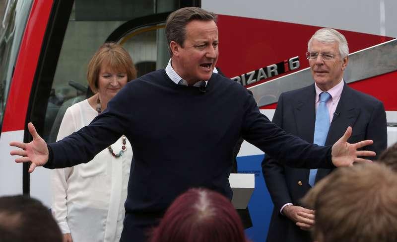 OMFAMNAR EUROPA Premiärminister David Cameron kampanjade in i det sista, tillsammans med bland andra sin föregångare John Major.