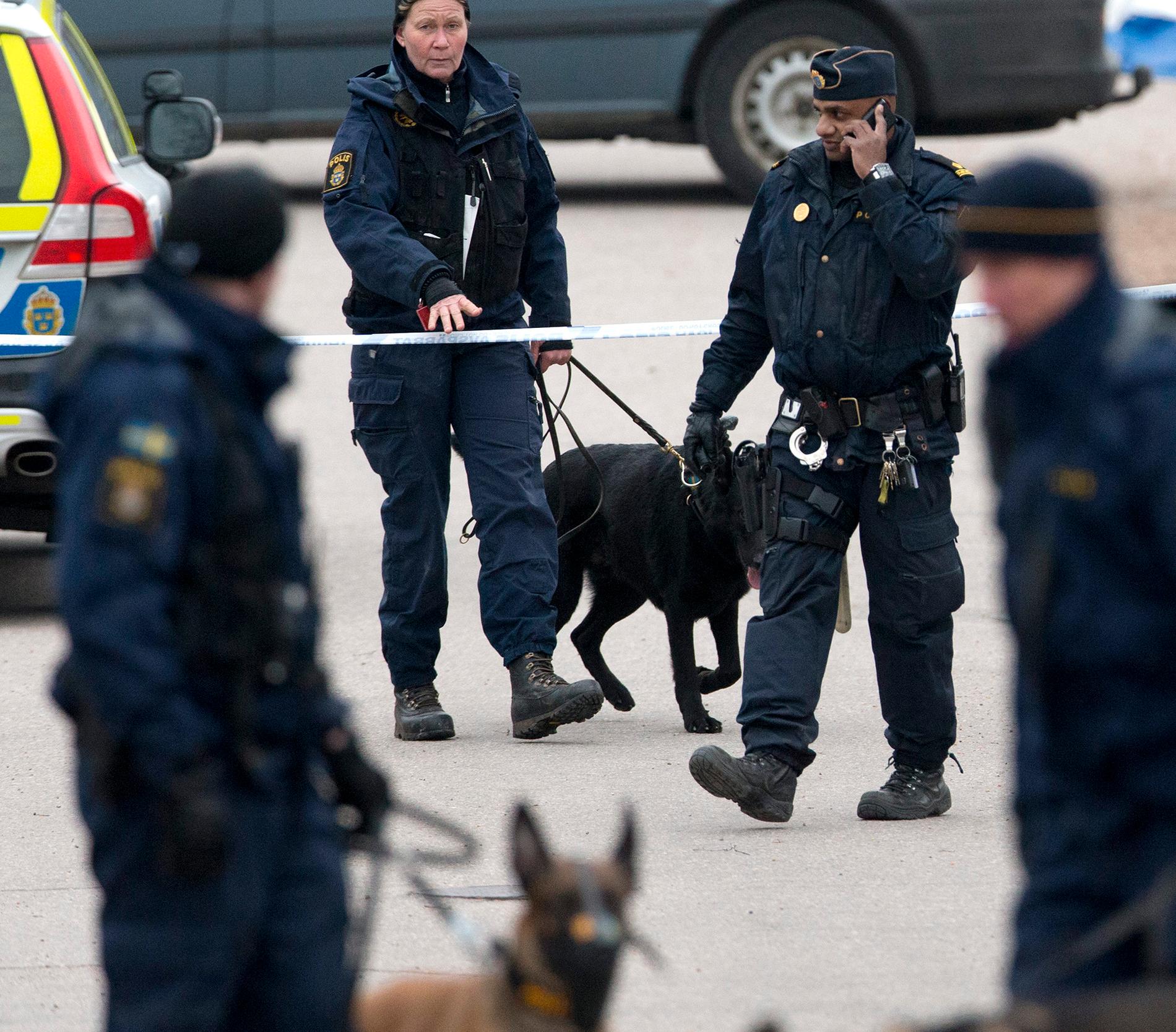 Polis i närheten av Uddevalla sjukhus där tre mördade personer hittades på lördagsmorgonen.