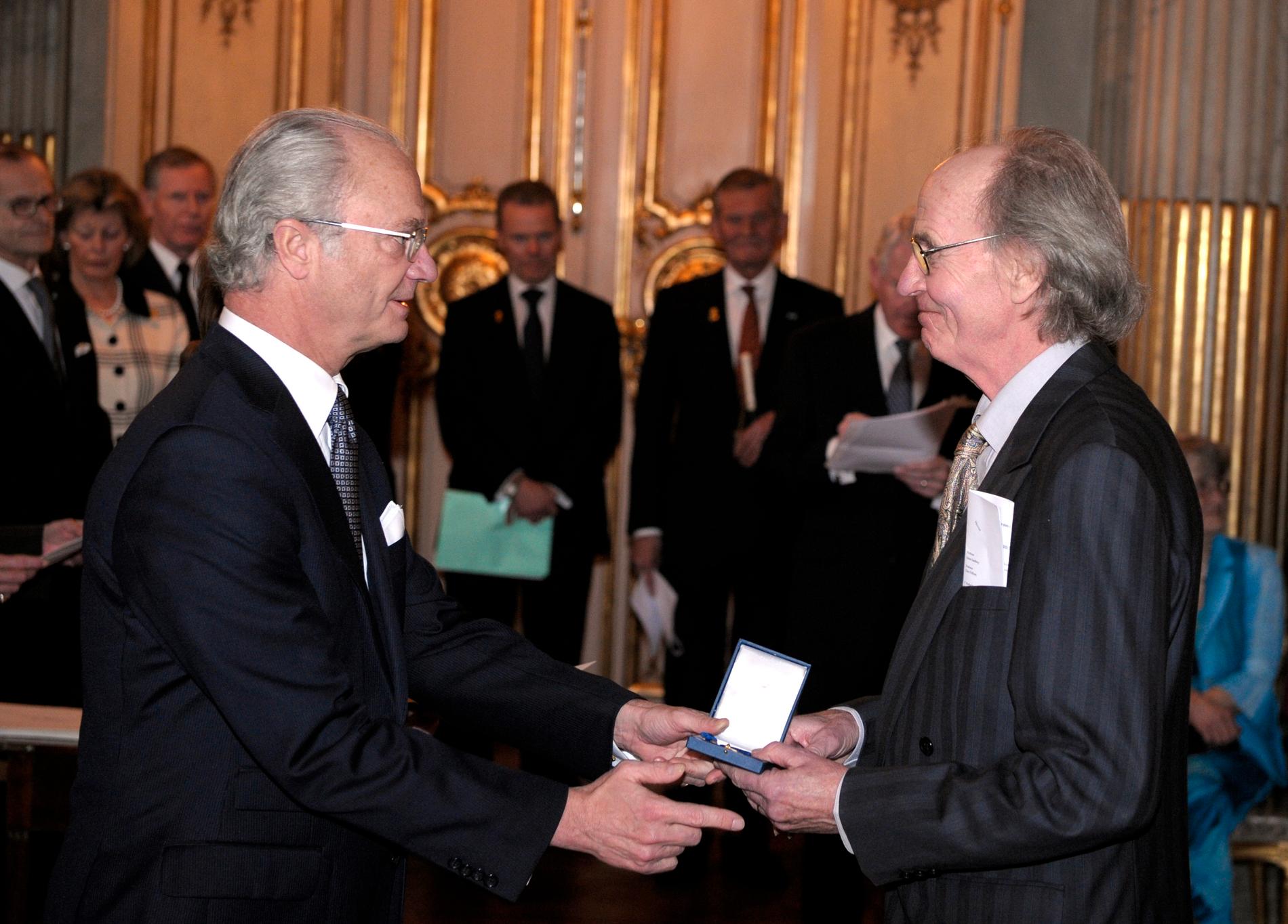 Författaren och vispoeten Alf Hambe är död. 2008 tilldelades han H.M Konungens Medalj "Litteris et Artibus" vid en ceremoni på Stockholms Slott. Arkivbild.