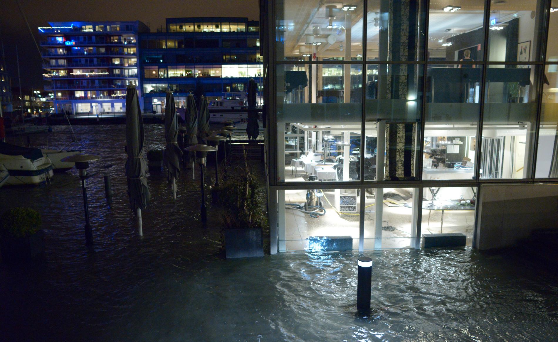 Högt vatten vid en restaurang i Dockan i Malmö 6 december 2013, då stormen Sven härjade. Som högst nådde Öresunds vatten 1,40 meter över det normala i Malmö och dränkte med råge bryggorna i Dockan.