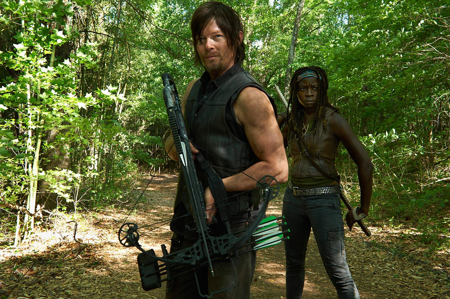 Norman Reedus som Daryl Dixon och Danai Gurira som Michonne i ”The walking dead”.