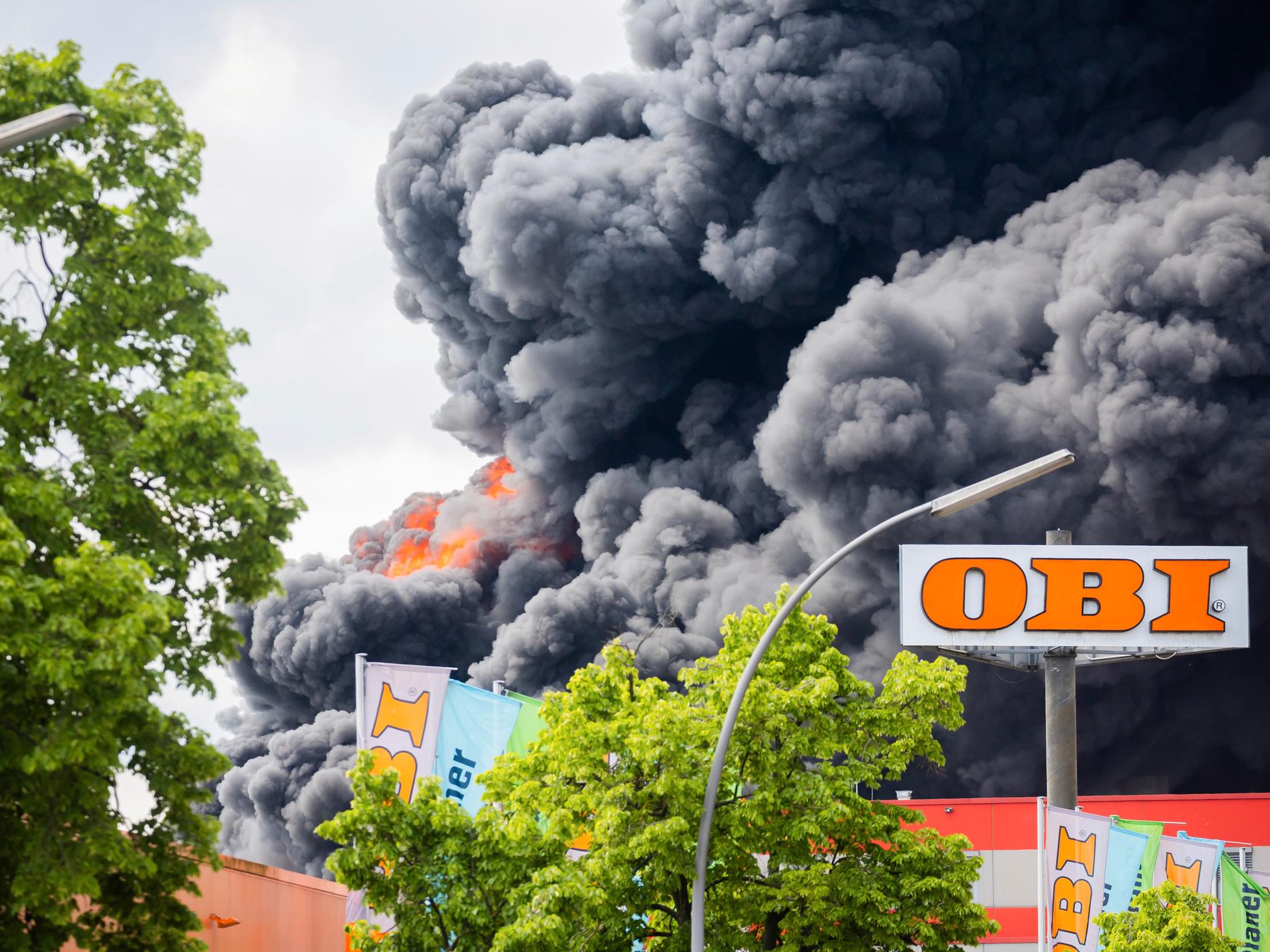 Fabrik brinner i Berlin – risk för giftig rök