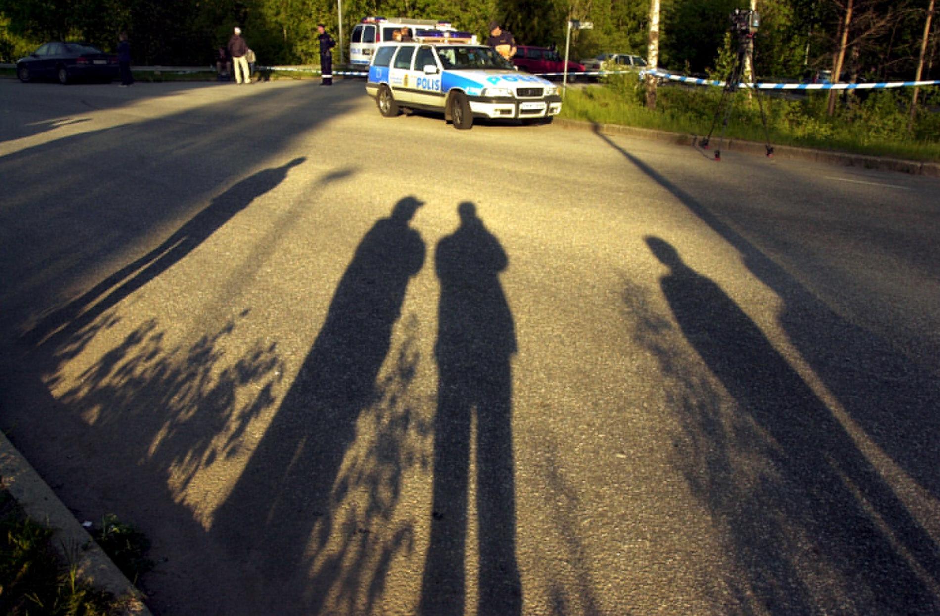Polis på plats i Hovsjö i Södertälje 2001, efter att en elvaårig pojke hittats död. Hans tolvårige vän pekades ut som skyldig, men nekar. Arkivbild.