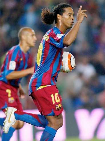 Henke Larsson fixade en straff som Ronaldinho satte. Barcelona hämtade upp ett 0-2-underläge till 2-2.Klart att det är svårt att sitta på bänken.