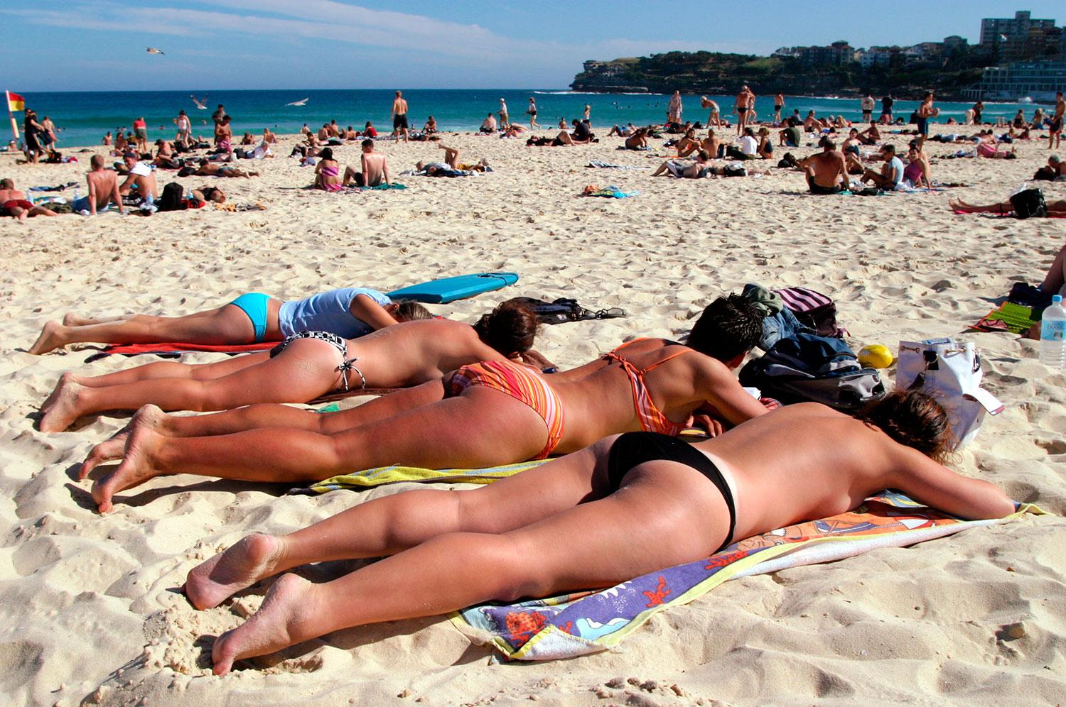 BONDI BEACH, AUSTRALIEN Stranden i Sydney är en av världens mest kända. Har den udda noteringen ”Världens största baddräktsbild” i Guinness rekordbok: 2007 togs här ett foto med hela 1100 bikiniklädda kvinnor på stranden!
