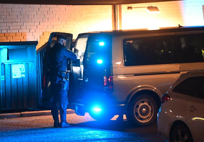 Polisen larmades till Sätra i södra Stockholm efter att flera personer larmat om höga smällar. 