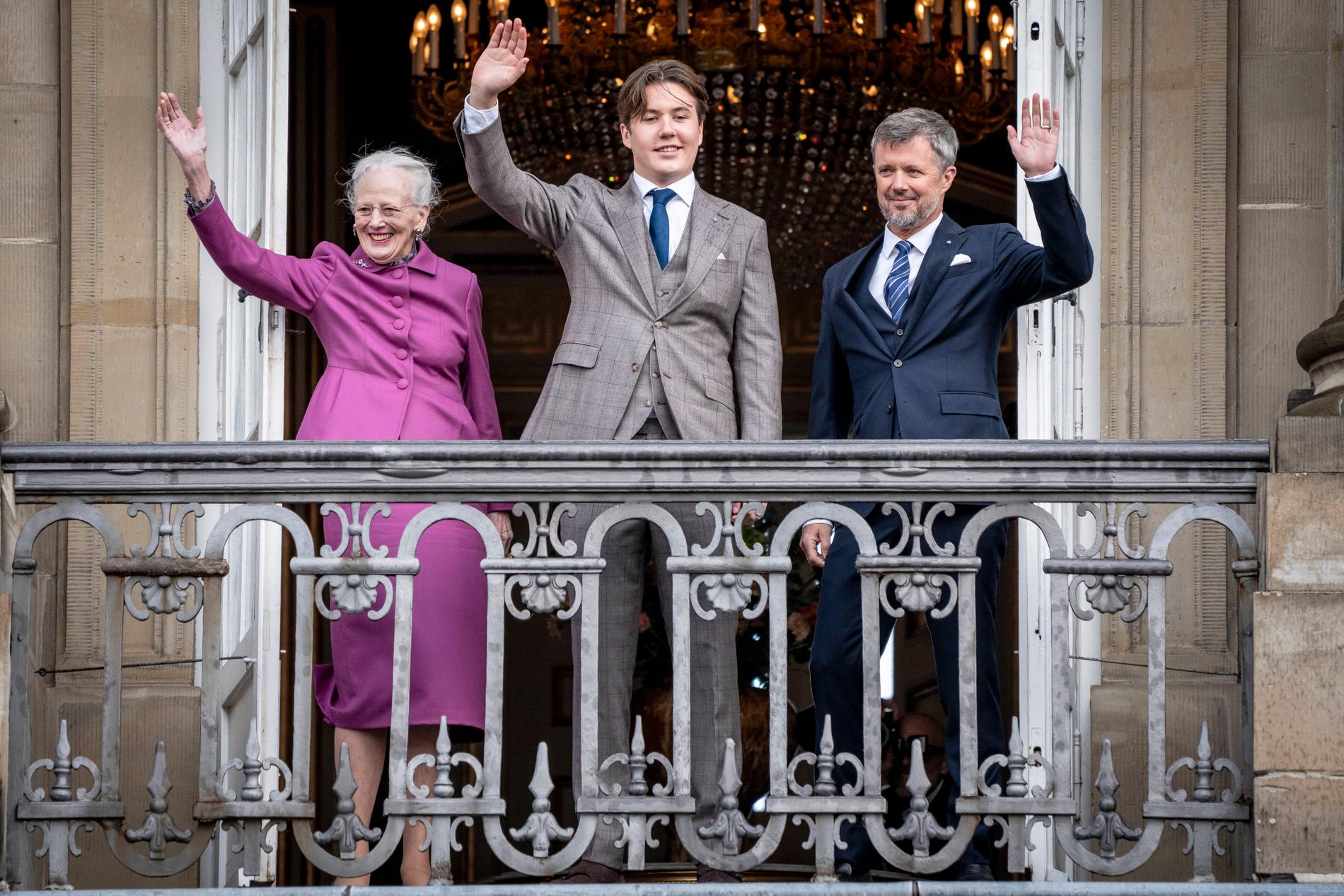 Drottningen, kronprins Frederik och prins Christian som nu blir tvåa i tronföljden.