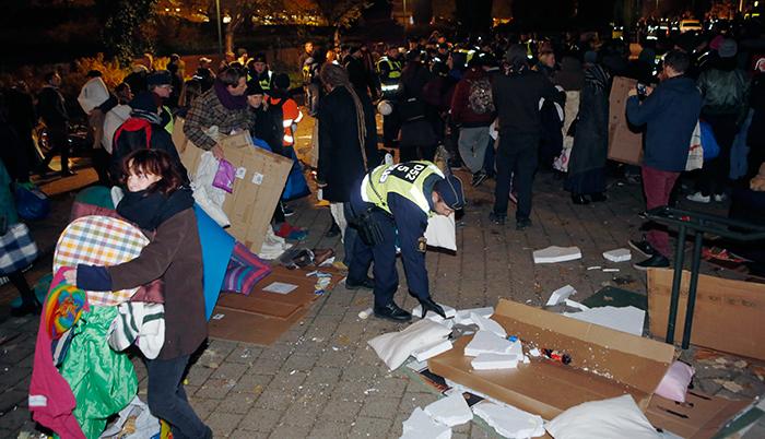 På onsdagskvällen rensade polisen bort tillhörigheter större än 60x60 cm från de protesterande EU-migranterna utanför stadshuset i Malmö. Kommunens ändamål helgar inte medlen, skriver debattörerna.