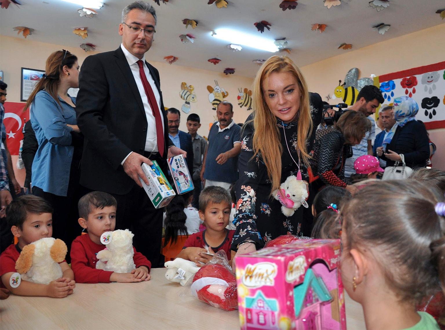 Lohan ger presenter till syriska flyktingbarn i Turkiet.